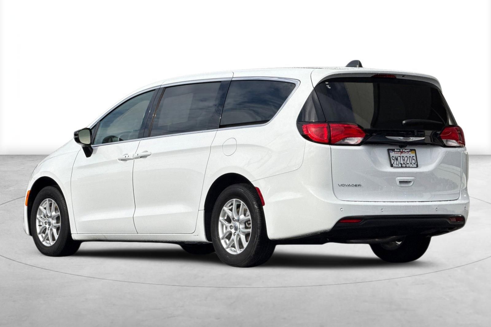 Used 2025 Chrysler Voyager LX image 4