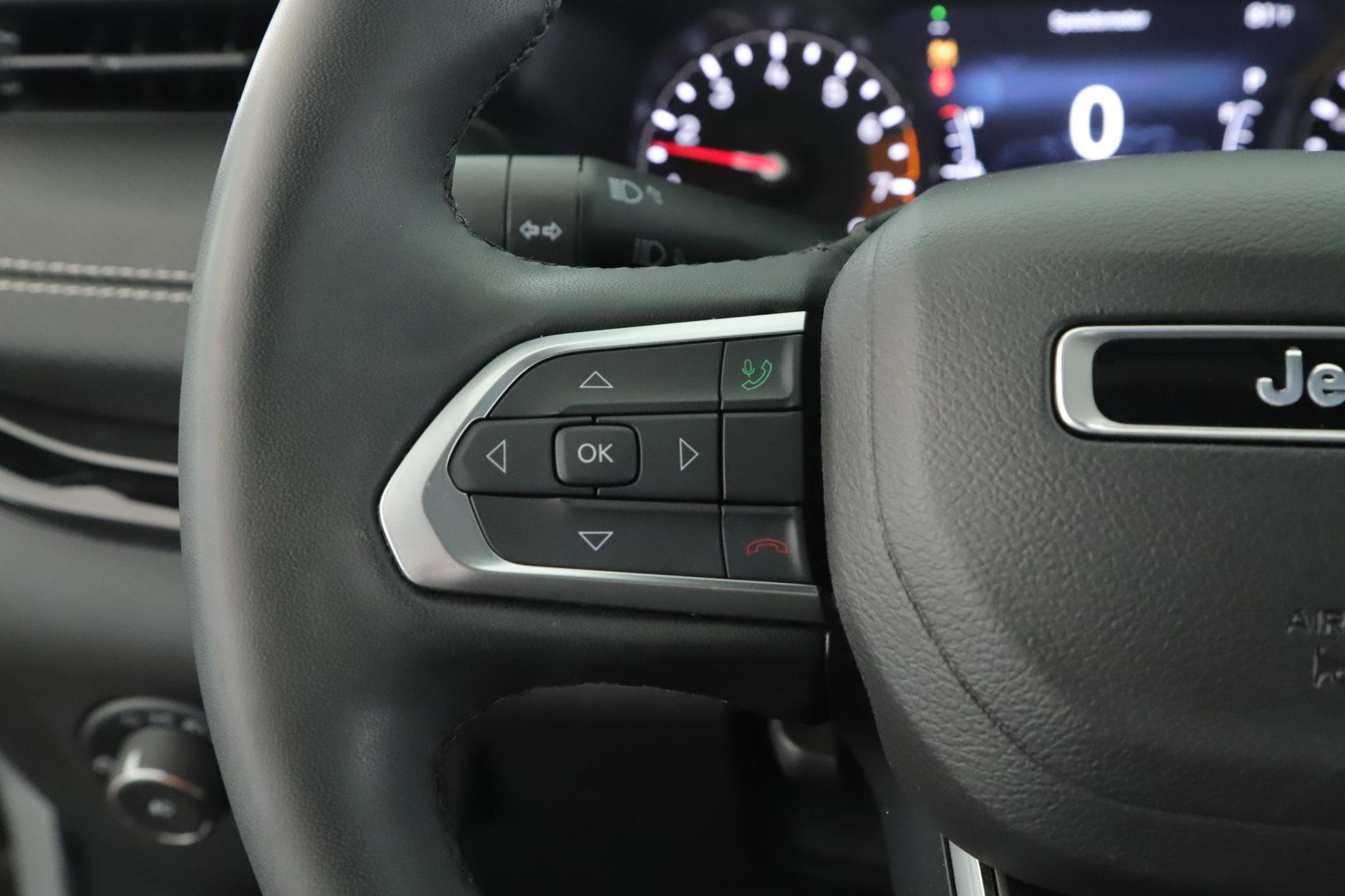 Used 2024 Jeep Compass Latitude w/ Sun and Sound Group image 11