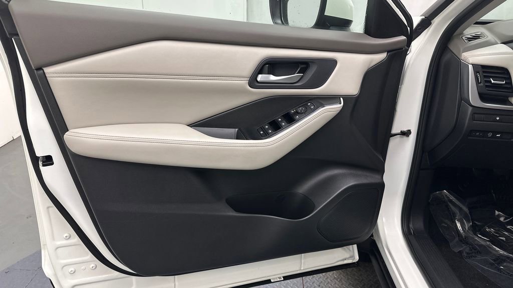 Used 2023 Nissan Rogue SV w/ SV Premium B Package image 17