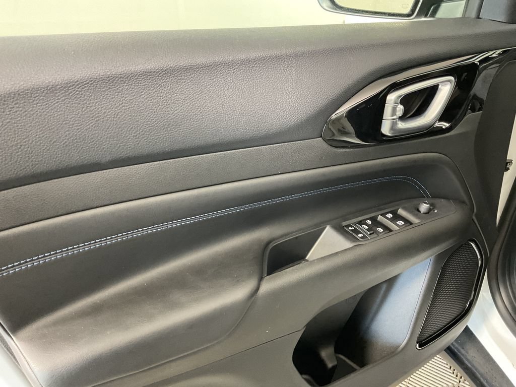 Used 2026 Jeep Compass Limited AWD/4WD image 16