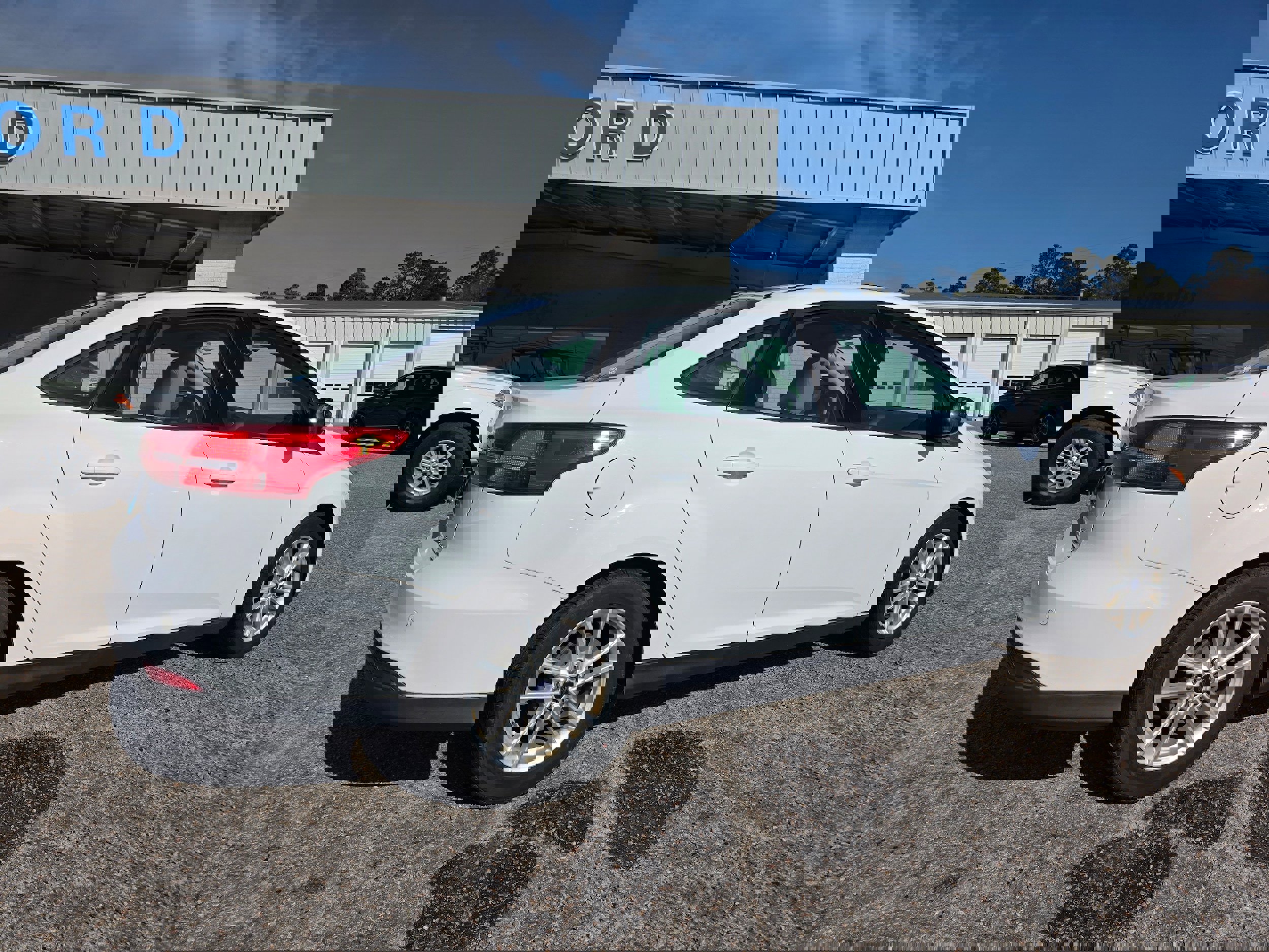 Used 2015 Ford Focus SE image 3