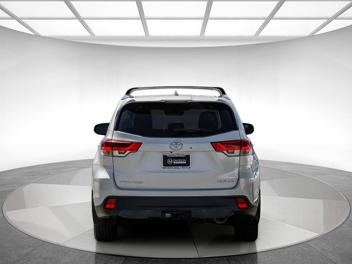 Used 2017 Toyota Highlander XLE image 3