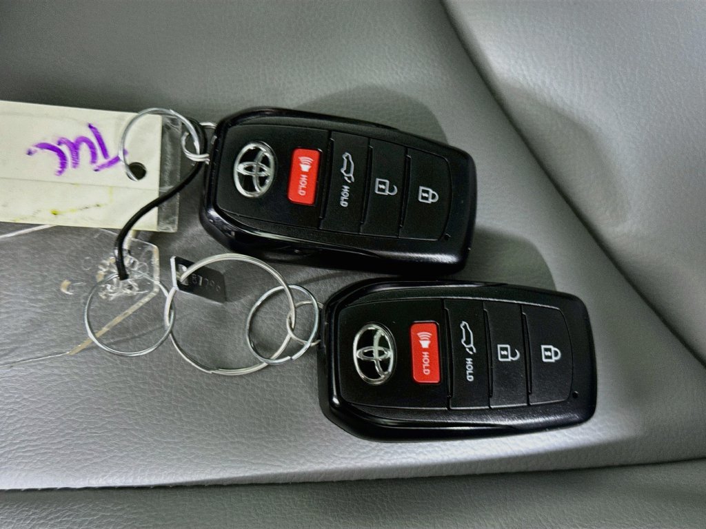 Used 2025 Toyota Highlander XLE AWD/4WD image 36