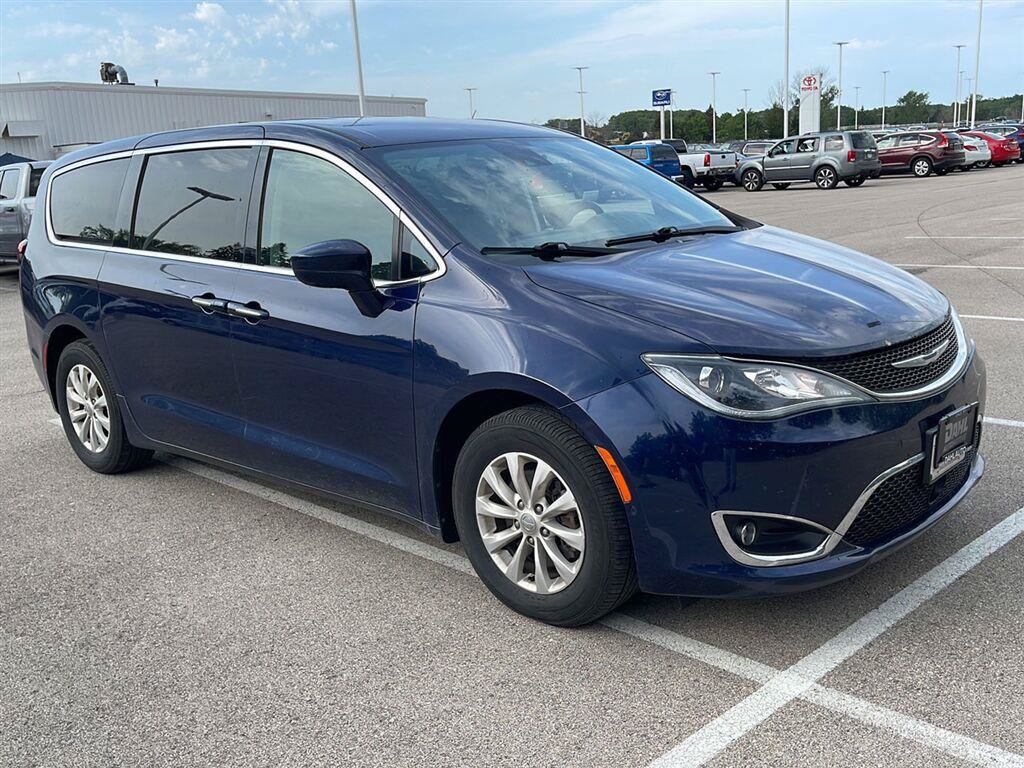 Used 2019 Chrysler Pacifica Touring Plus w/ Advanced Safetytec Group FWD image 21