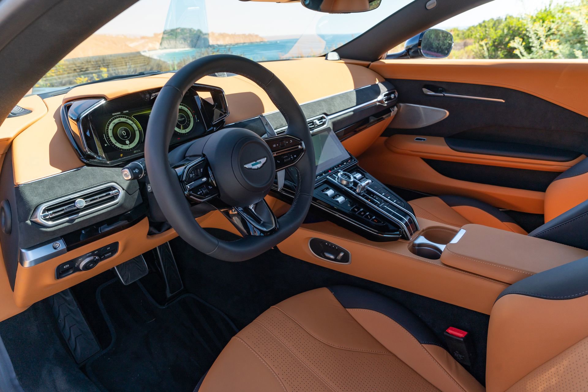 Used 2025 Aston Martin V8 Vantage Coupe RWD image 14