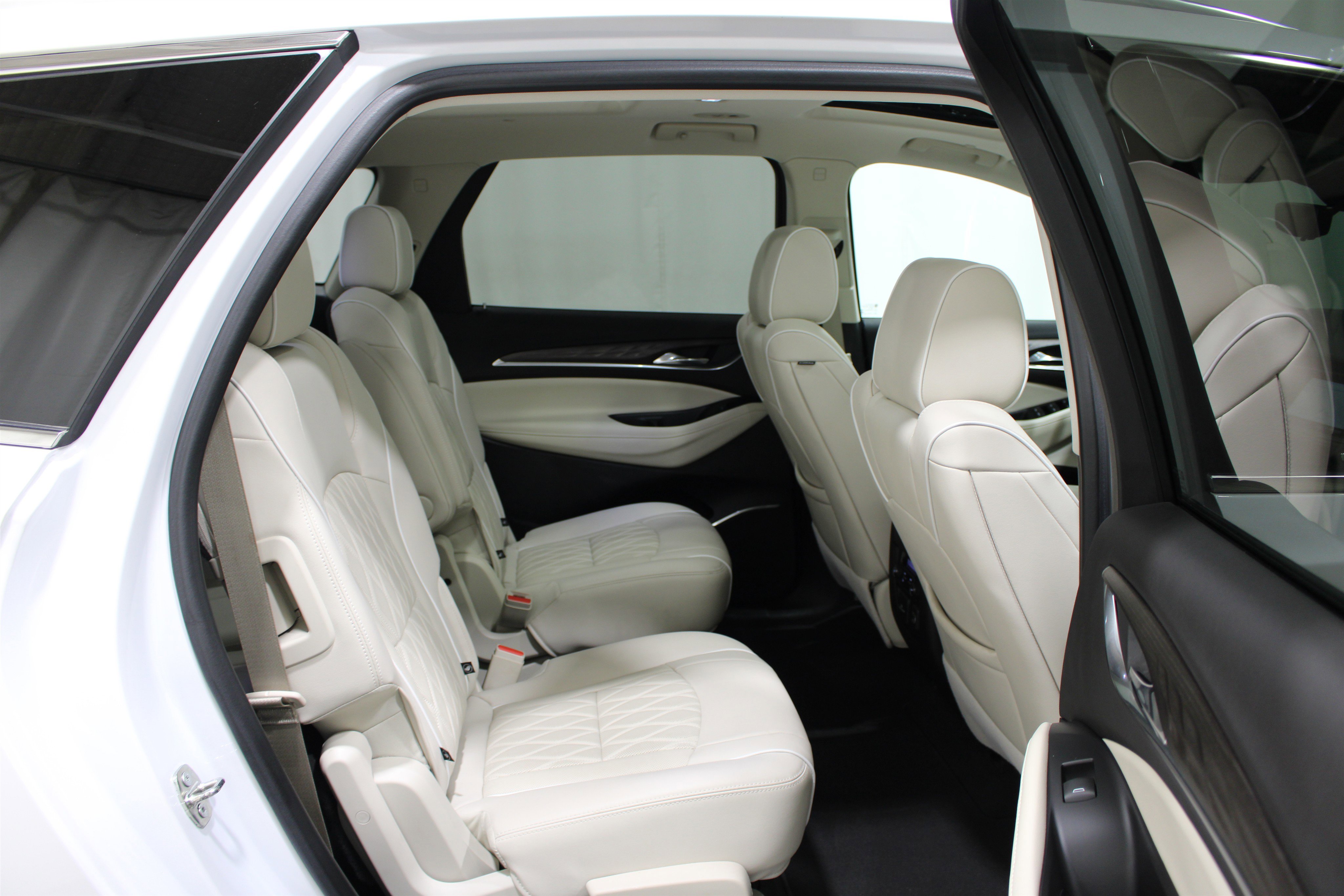 Used 2022 Buick Enclave Avenir w/ Avenir Technology Package AWD/4WD image 19