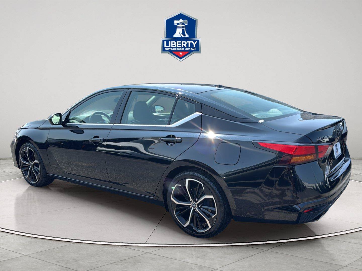 Used 2024 Nissan Altima 2.5 SR FWD image 7