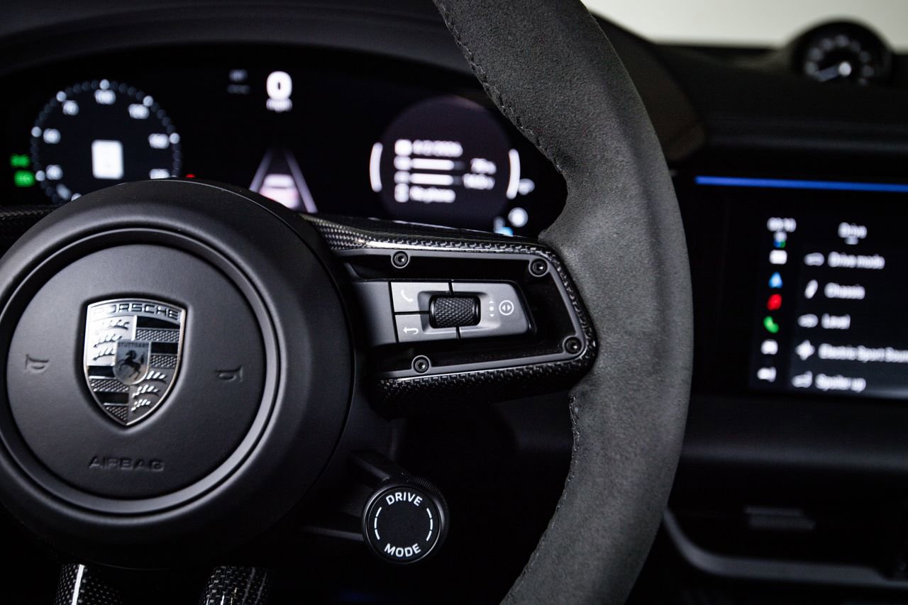 Certified 2025 Porsche Macan Turbo Electric AWD/4WD image 16