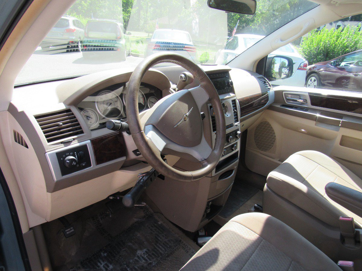 Used 2010 Chrysler Town & Country Touring FWD image 7