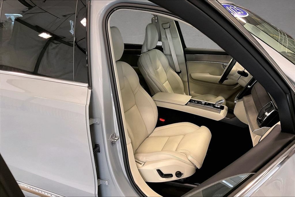 Certified 2025 Volvo XC90 B5 Ultra AWD/4WD image 31