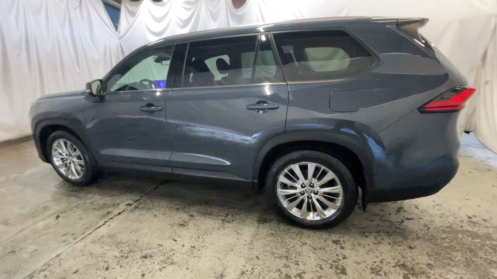 Used 2024 Toyota Grand Highlander AWD image 10