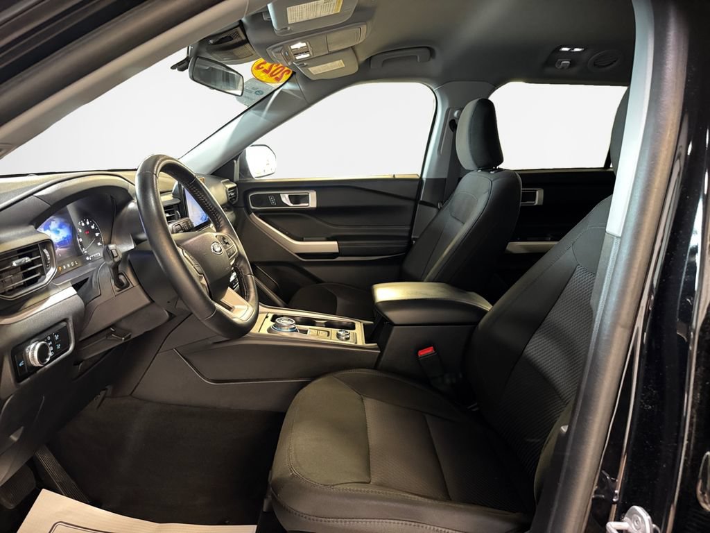 Used 2023 Ford Explorer XLT AWD/4WD image 12