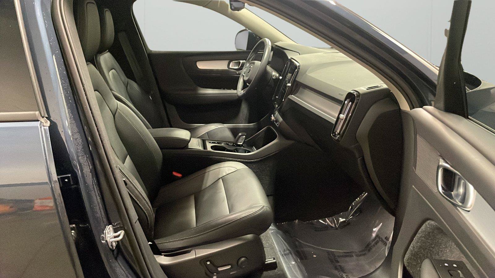 Used 2021 Volvo XC40 T5 Momentum w/ Premium Package AWD/4WD image 14
