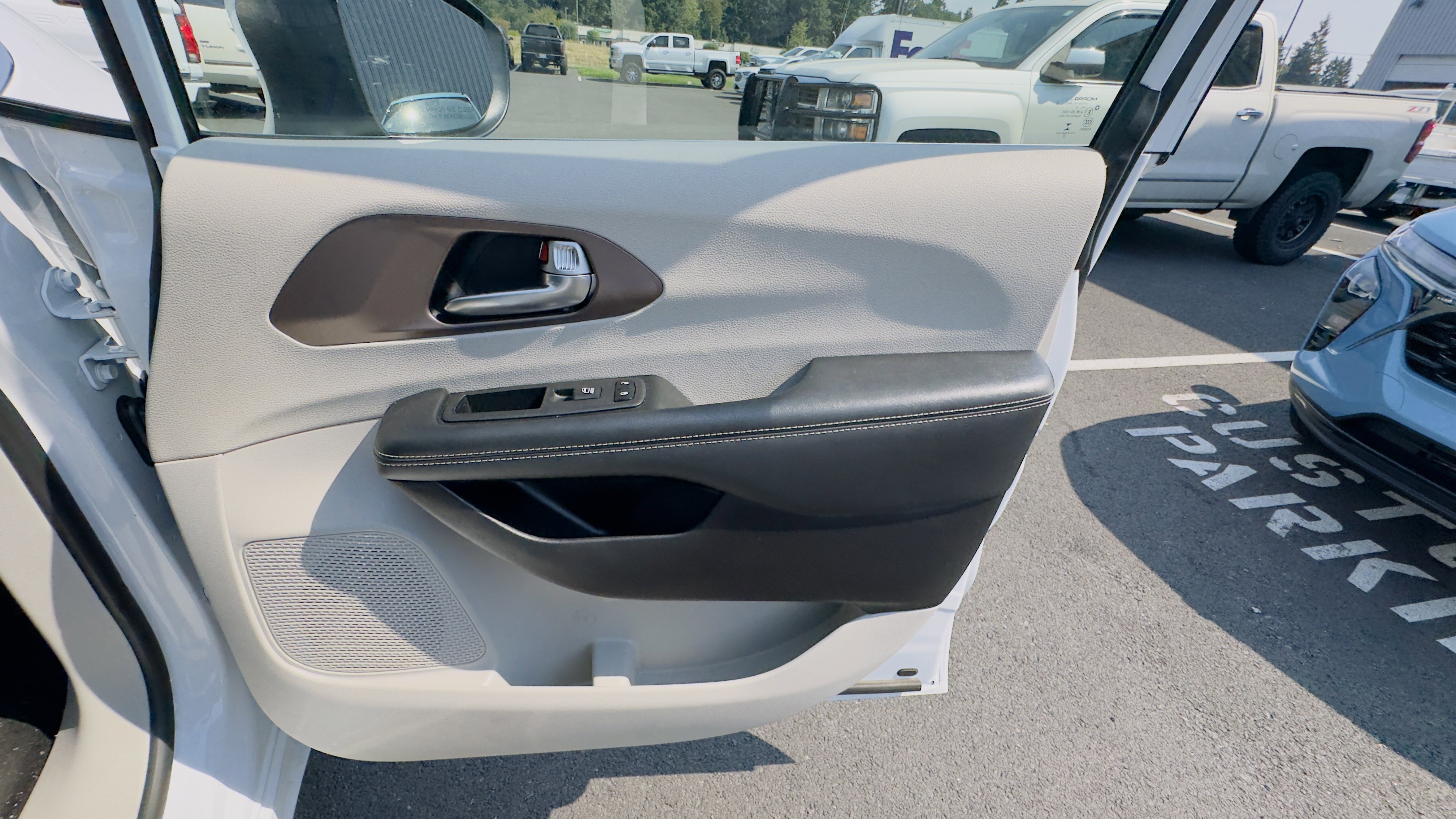 Used 2023 Chrysler Voyager LX image 9