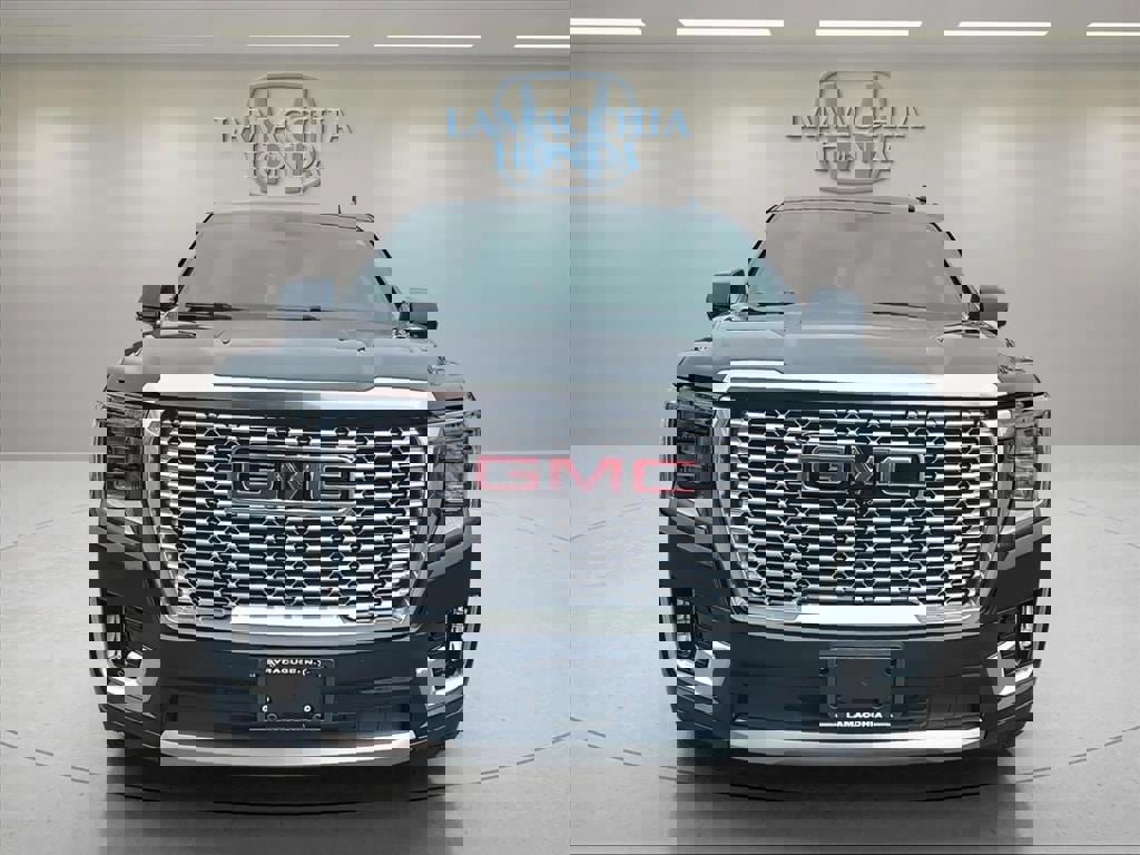 Used 2021 GMC Yukon XL Denali w/ Denali Premium Package image 8