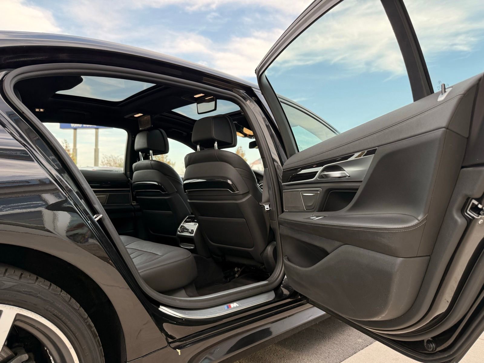 Used 2019 BMW 740i w/ M Sport Package image 23