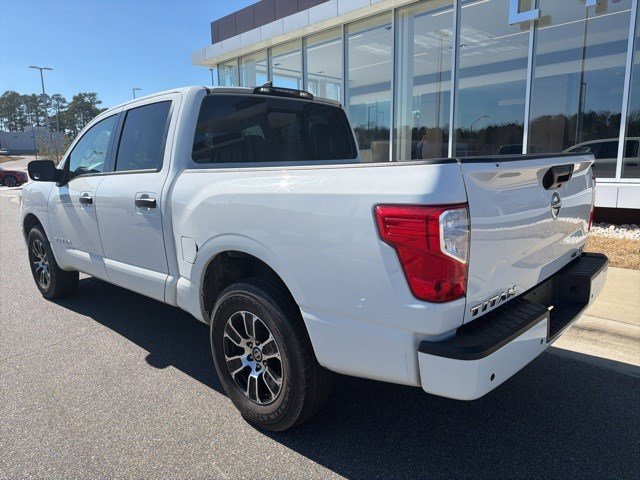Used 2022 Nissan Titan SV image 3