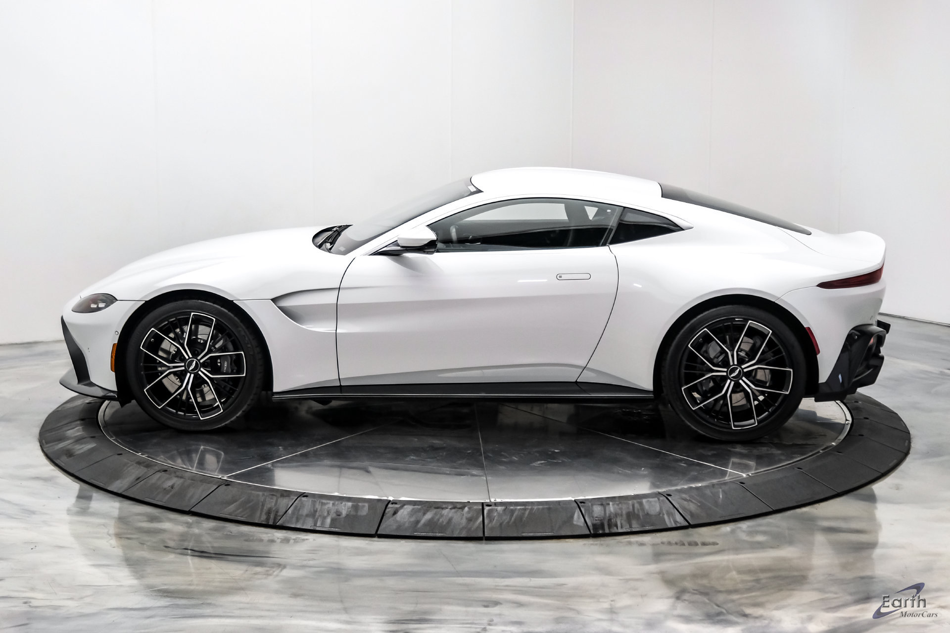 Used 2022 Aston Martin V8 Vantage Coupe RWD image 9