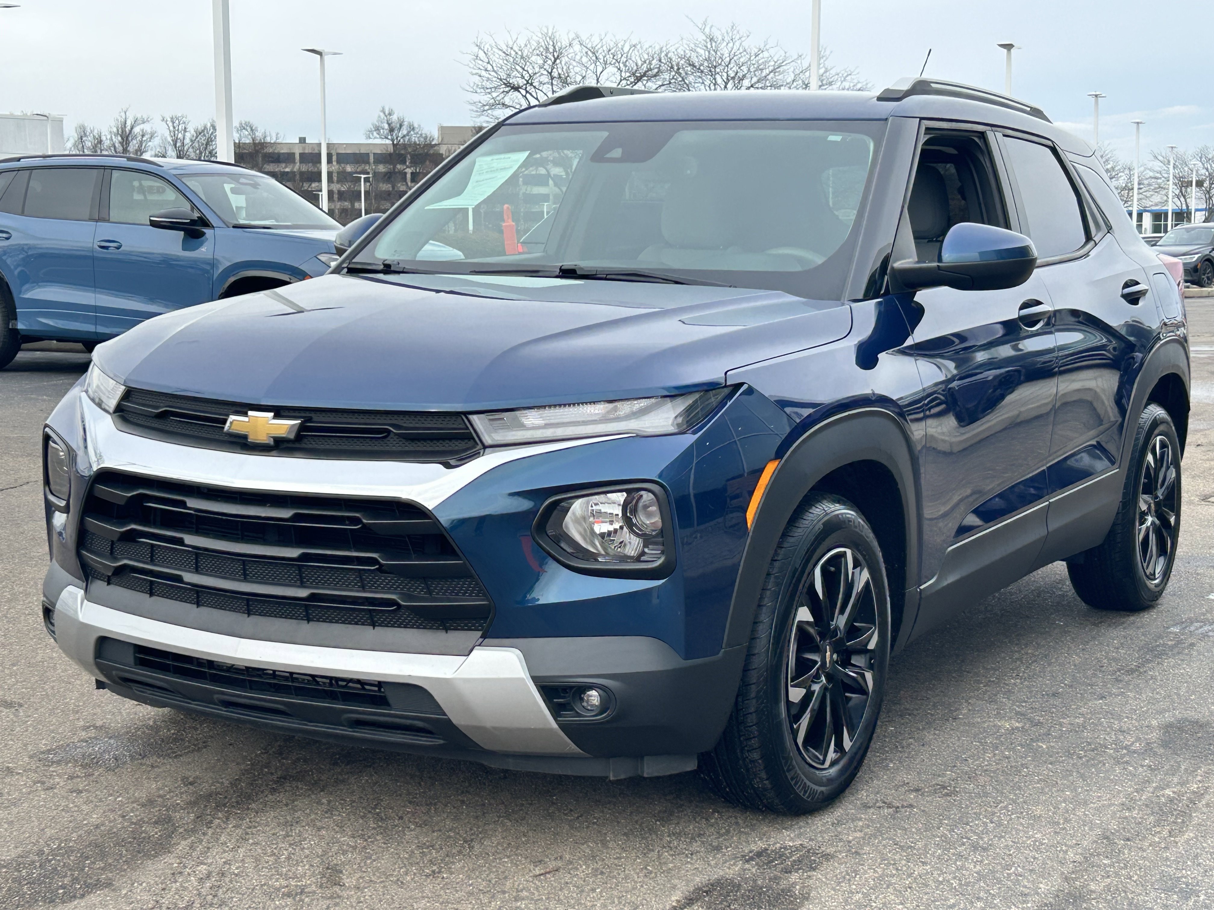 Used 2021 Chevrolet TrailBlazer LT w/ Convenience Package FWD image 3