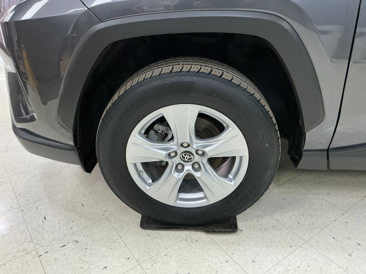Used 2019 Toyota RAV4 LE AWD/4WD image 6