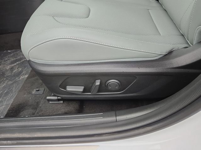 New 2025 Hyundai Elantra Limited image 28