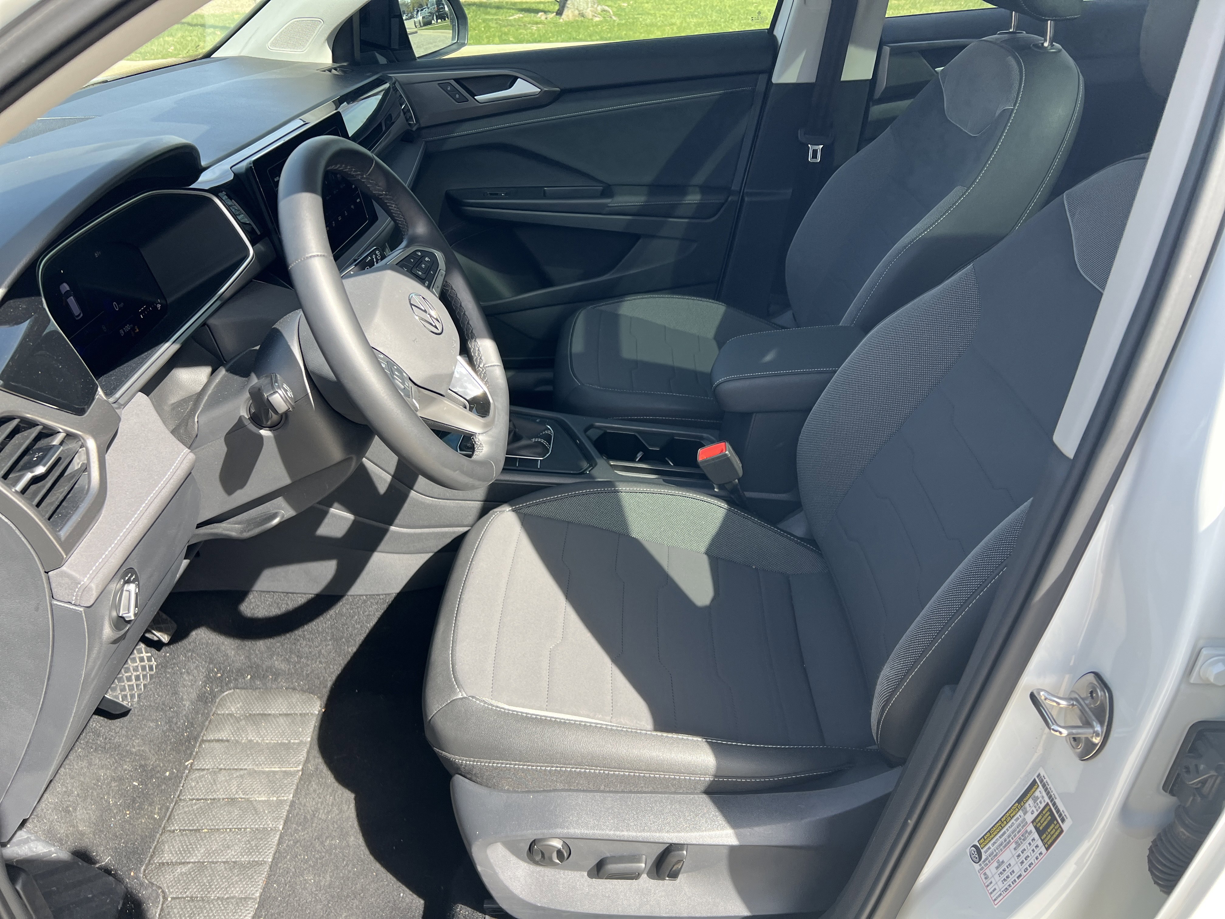 Certified 2025 Volkswagen Taos SE image 16