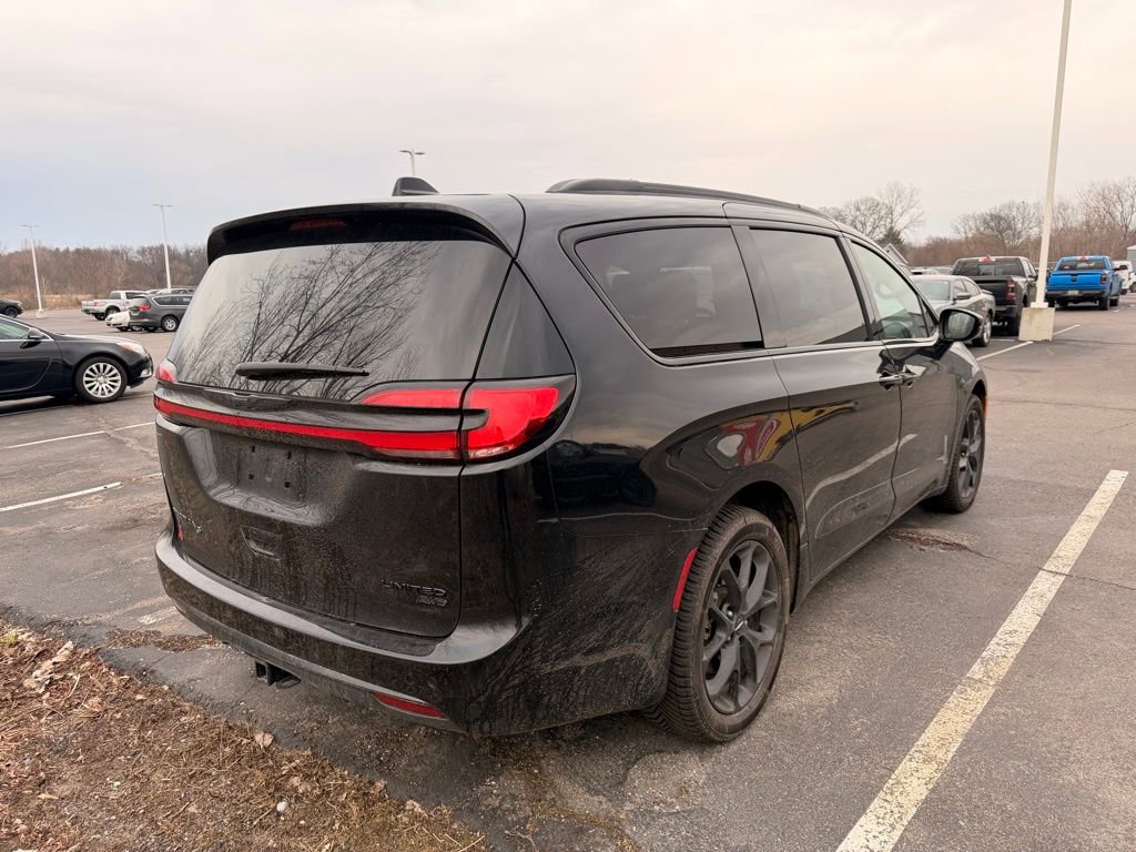 Used 2023 Chrysler Pacifica Limited w/ S Appearance Package image 7