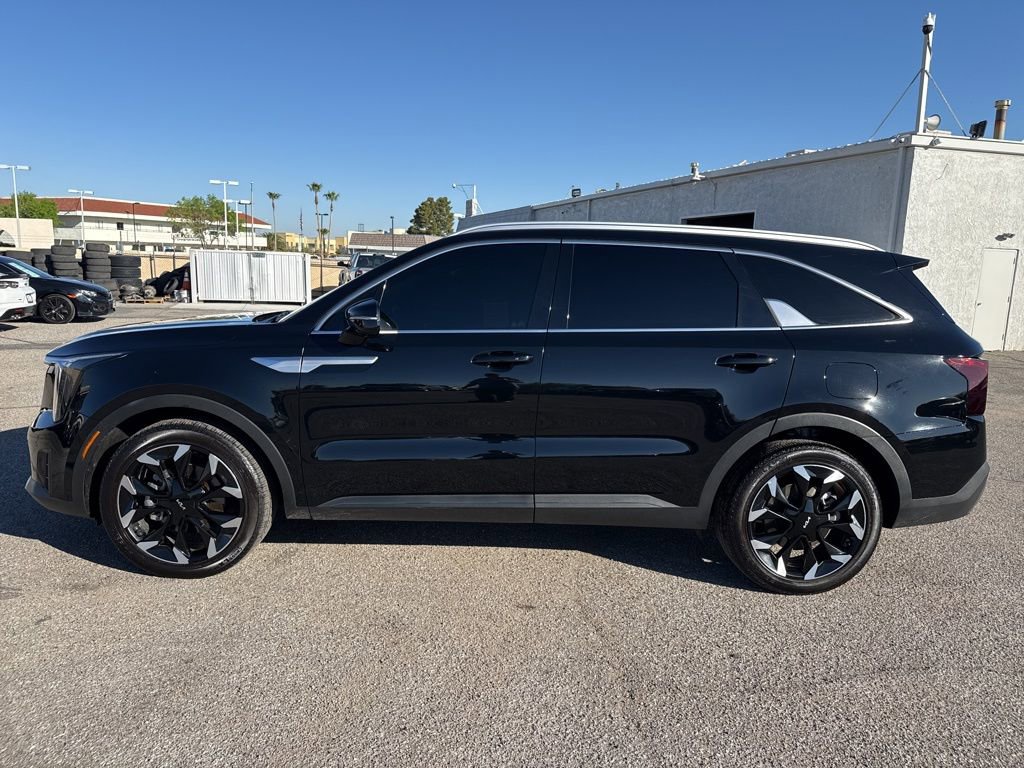 Used 2025 Kia Sorento EX w/ Panoramic Sunroof Package FWD image 4
