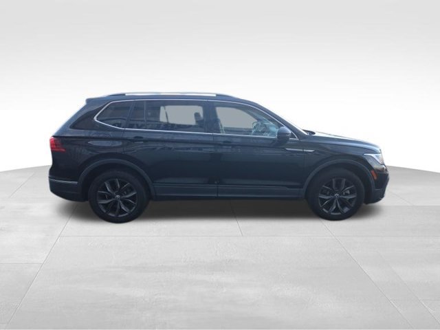Used 2023 Volkswagen Tiguan SE w/ Panoramic Sunroof Package FWD image 9