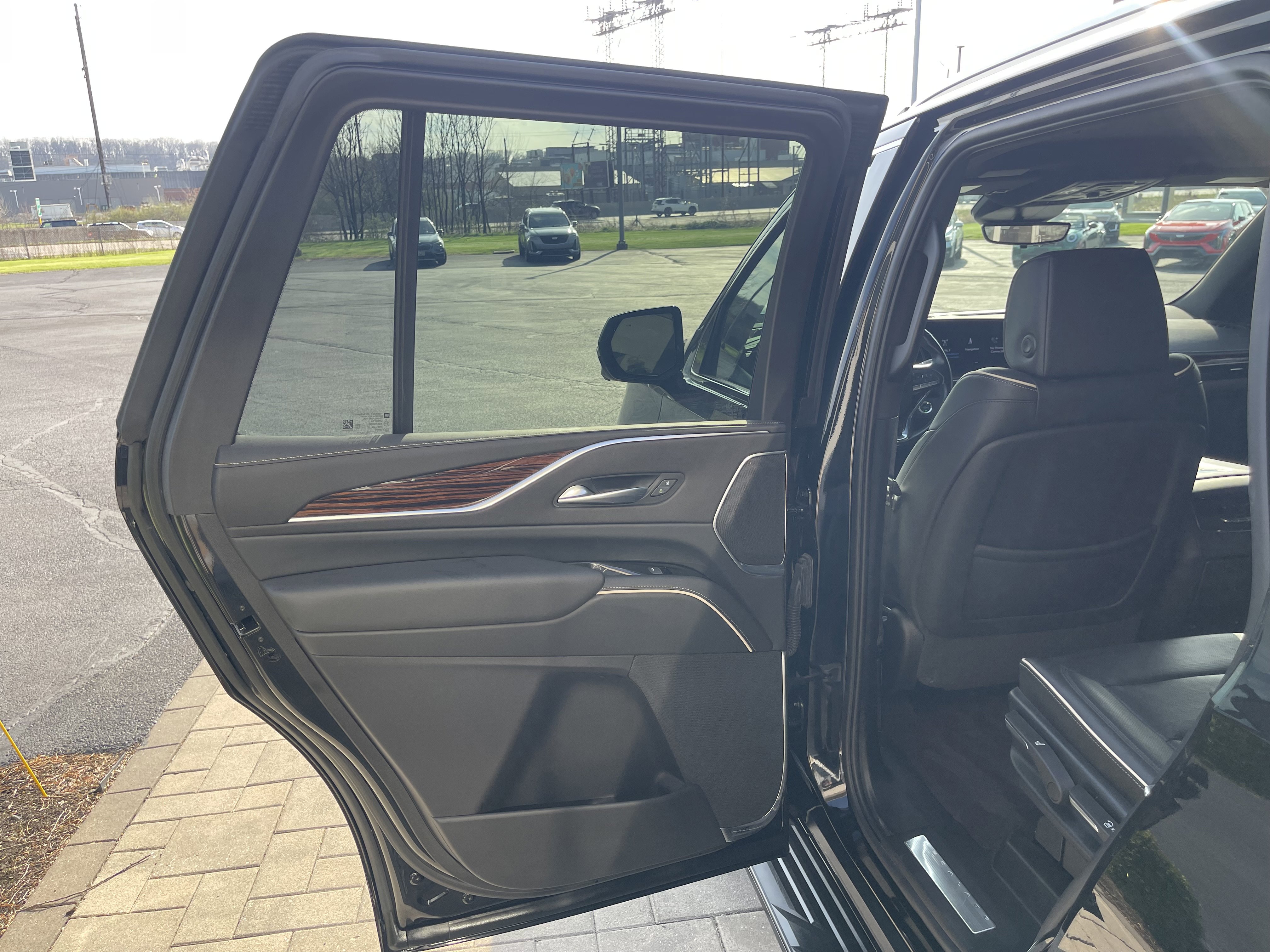 Used 2023 Cadillac Escalade Premium Luxury AWD/4WD image 19
