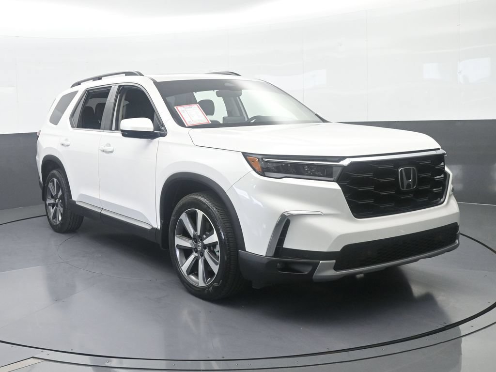 Used 2025 Honda Pilot Touring image 9