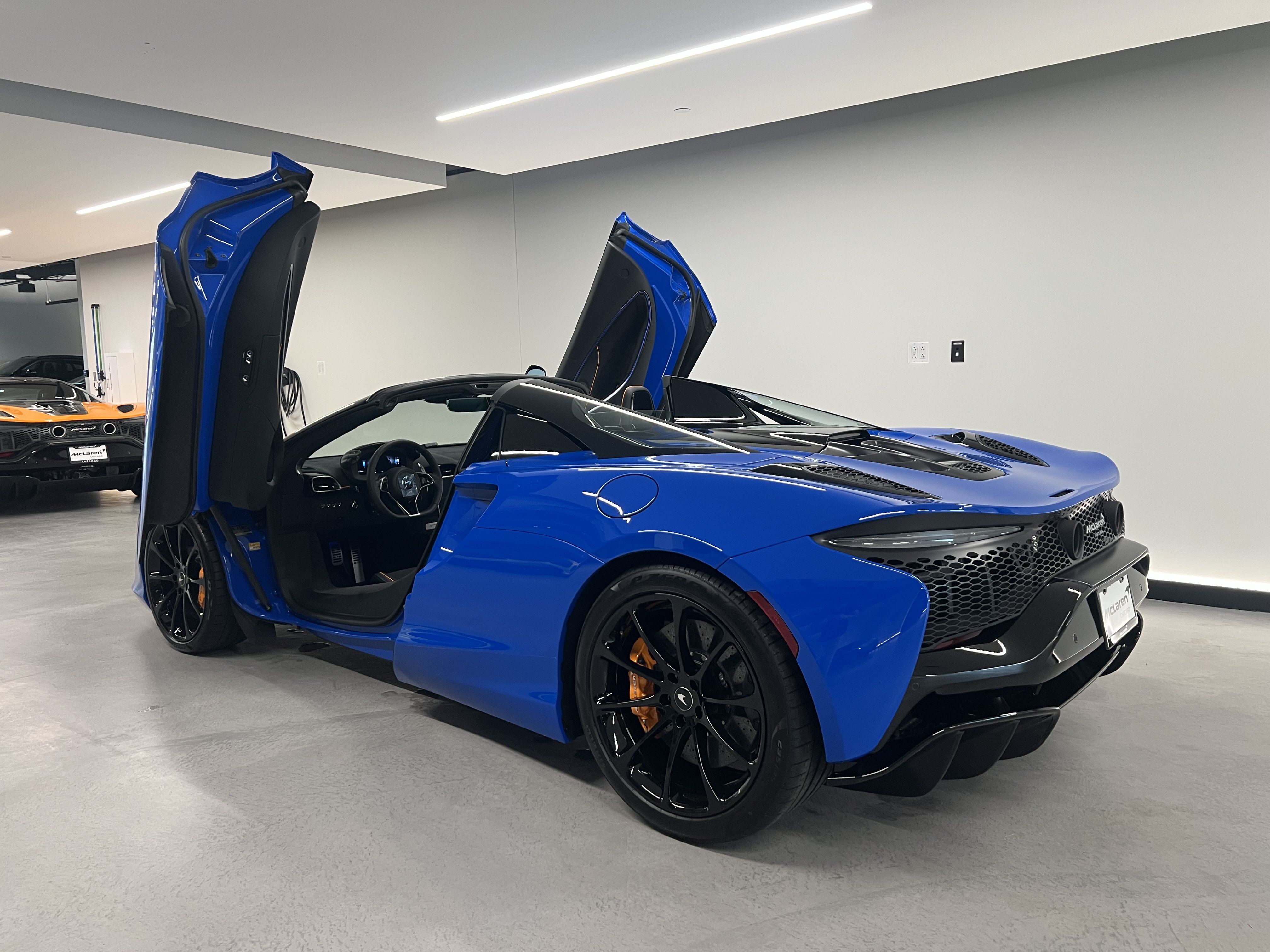 Used 2027 McLaren Artura Spider RWD image 13
