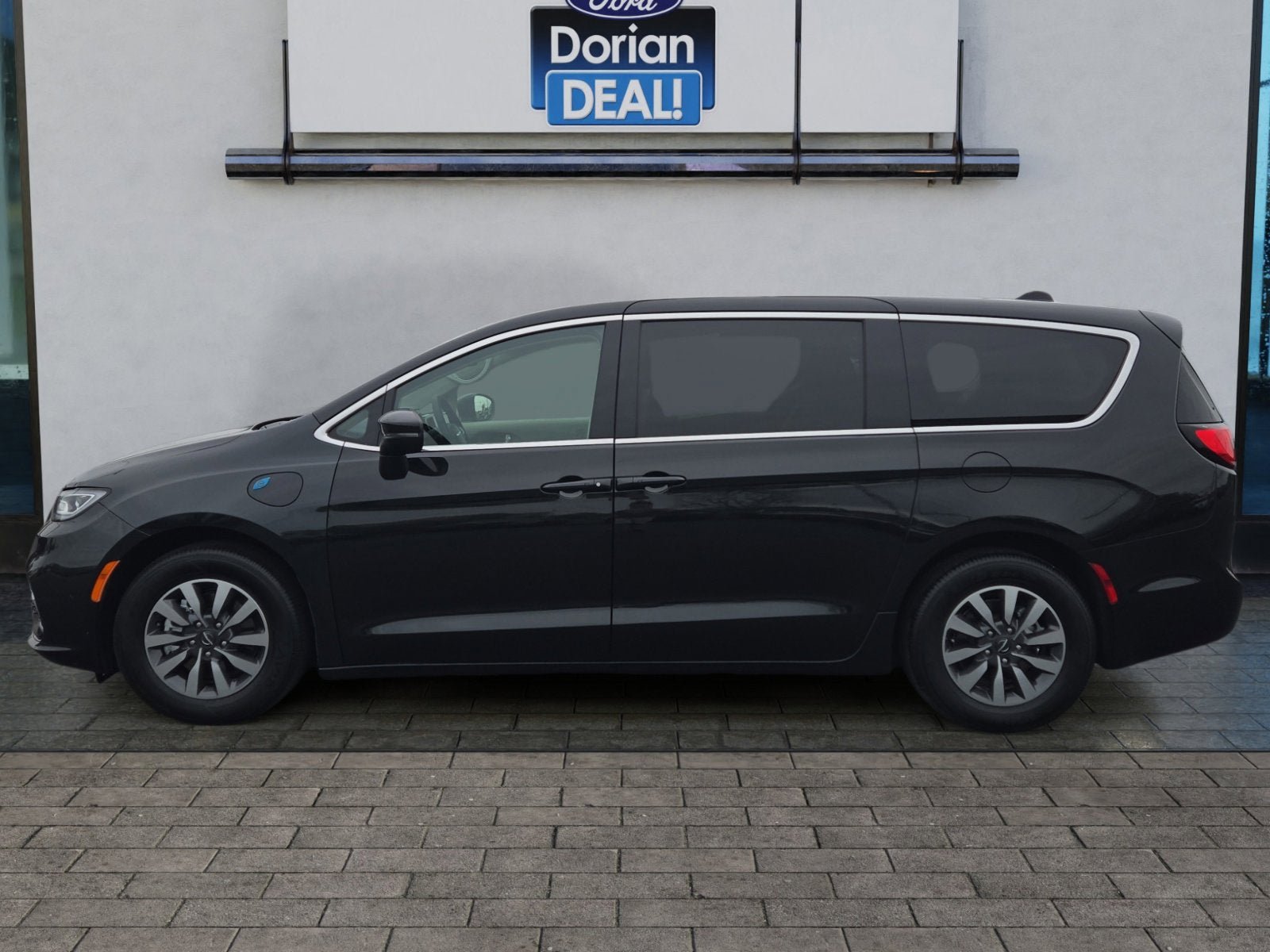 Used 2023 Chrysler Pacifica Touring-L FWD image 6