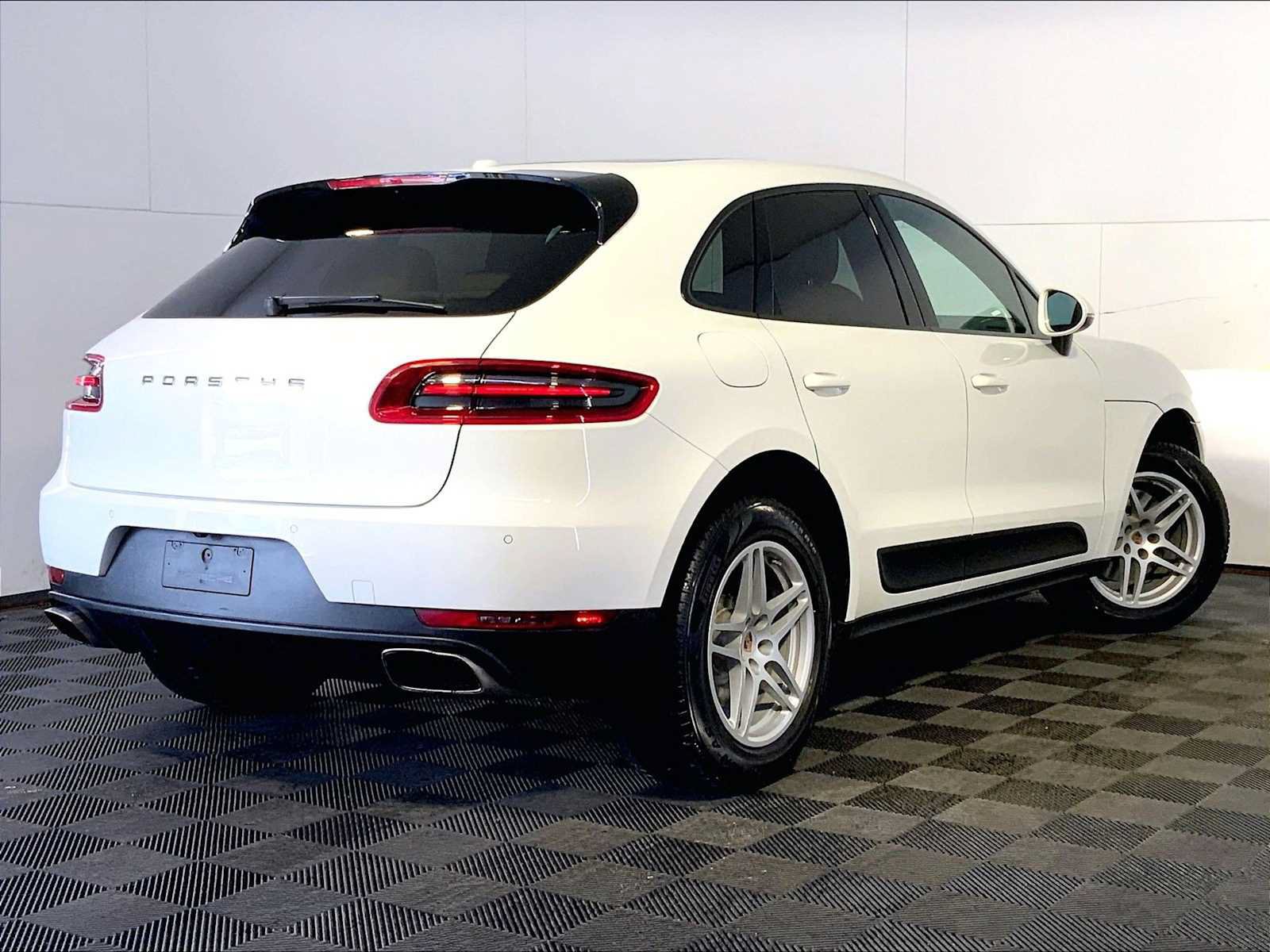 Certified 2018 Porsche Macan AWD/4WD image 7