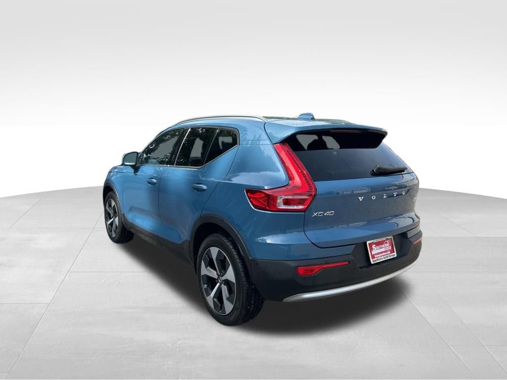 Used 2025 Volvo XC40 B5 Plus AWD/4WD image 3