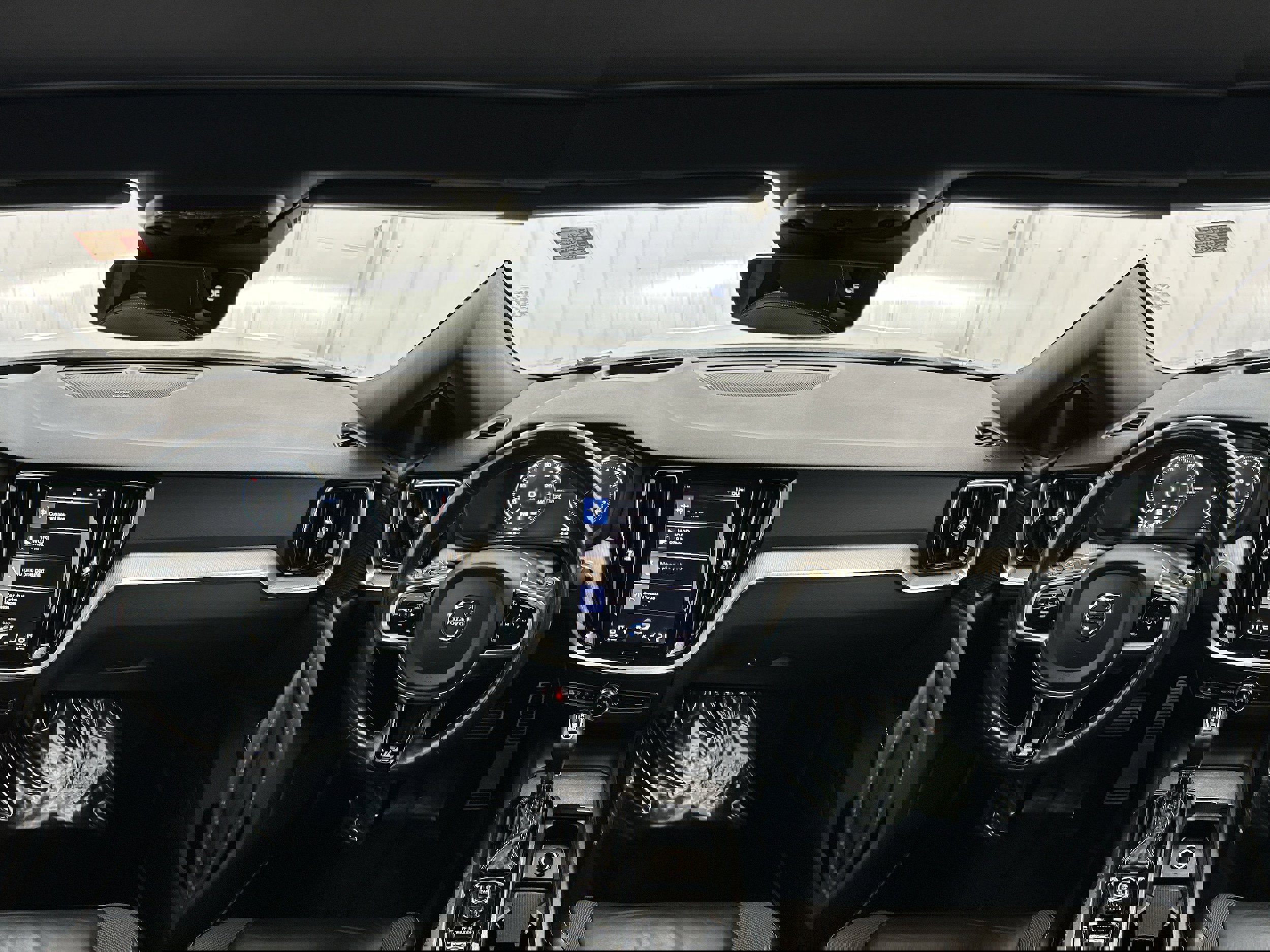 Used 2019 Volvo S60 T6 R-Design image 13