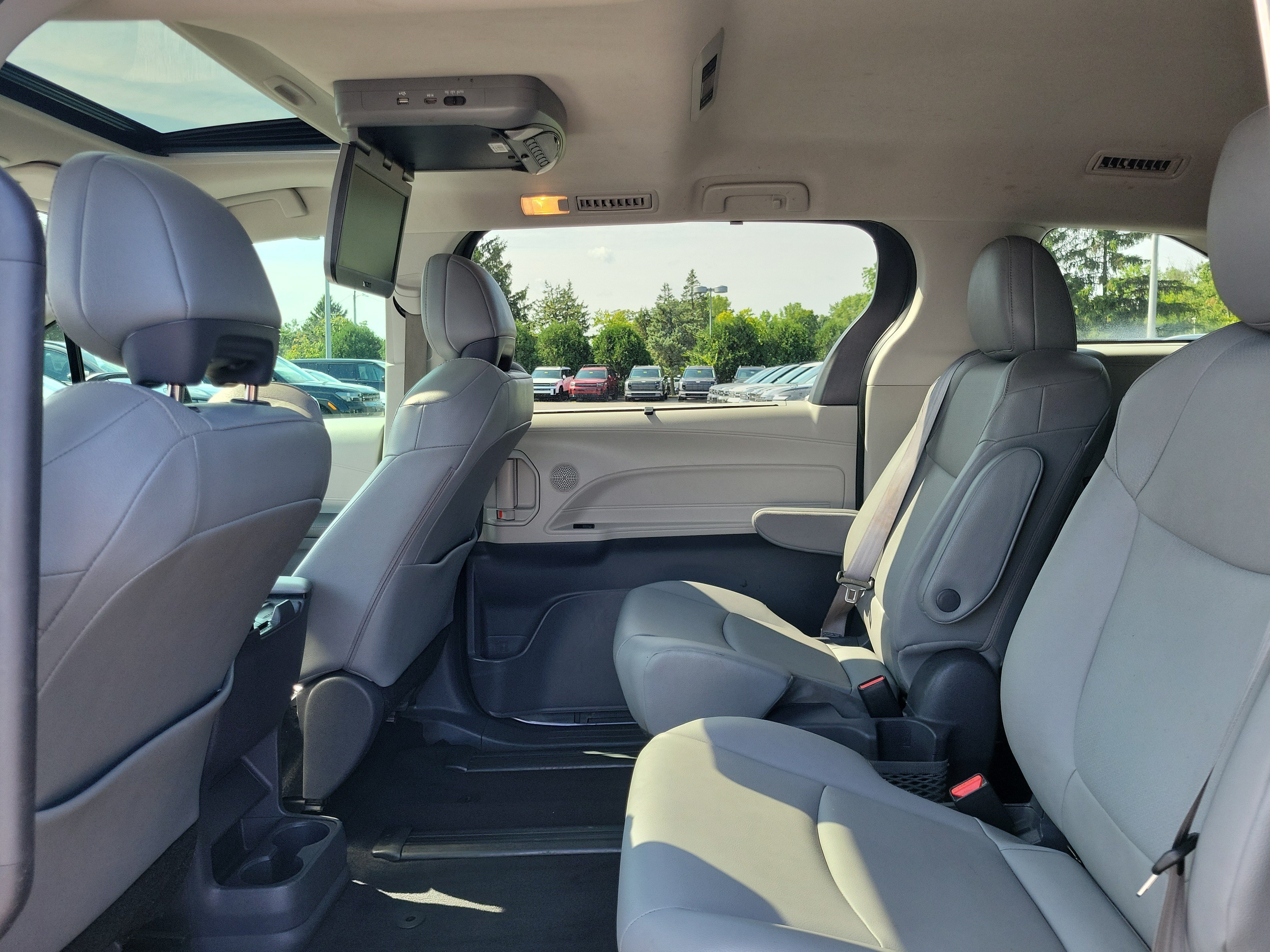 Used 2021 Toyota Sienna XLE w/ XLE Plus Package AWD/4WD image 11