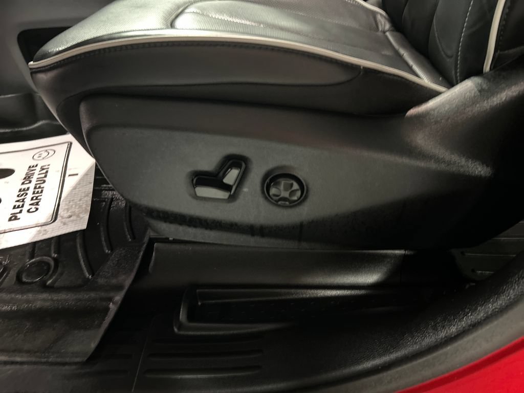 Used 2025 Chrysler Pacifica Premium FWD image 11
