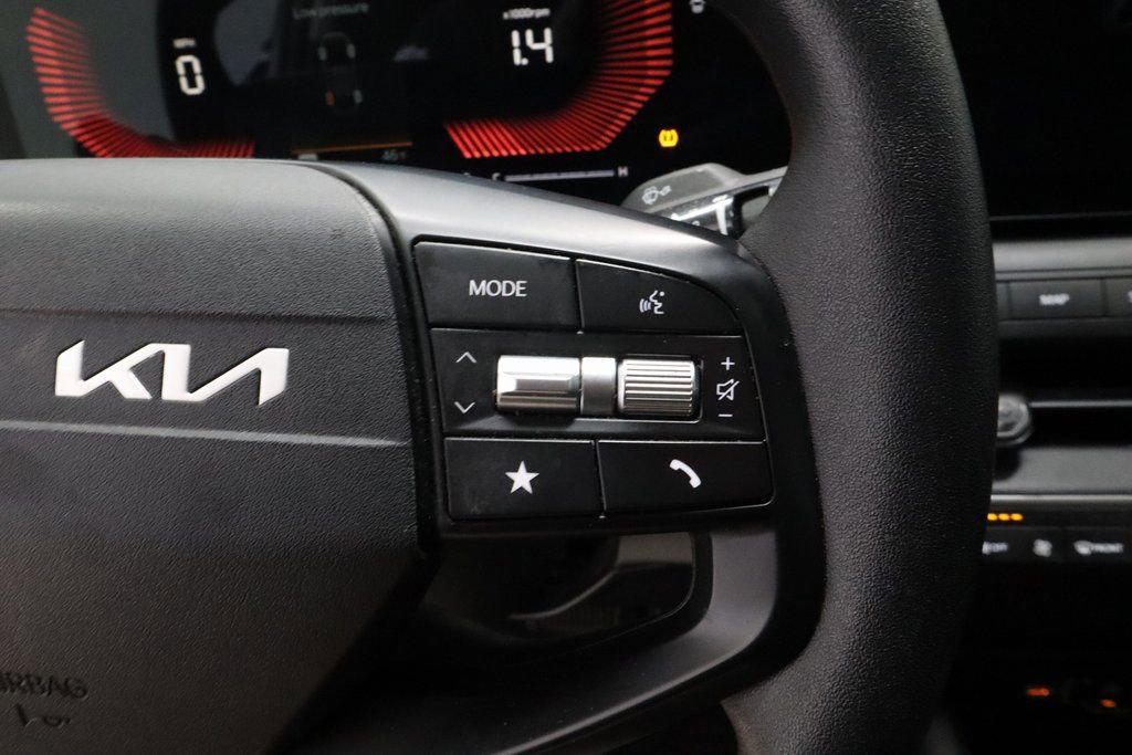 Used 2025 Kia K4 LXS image 27