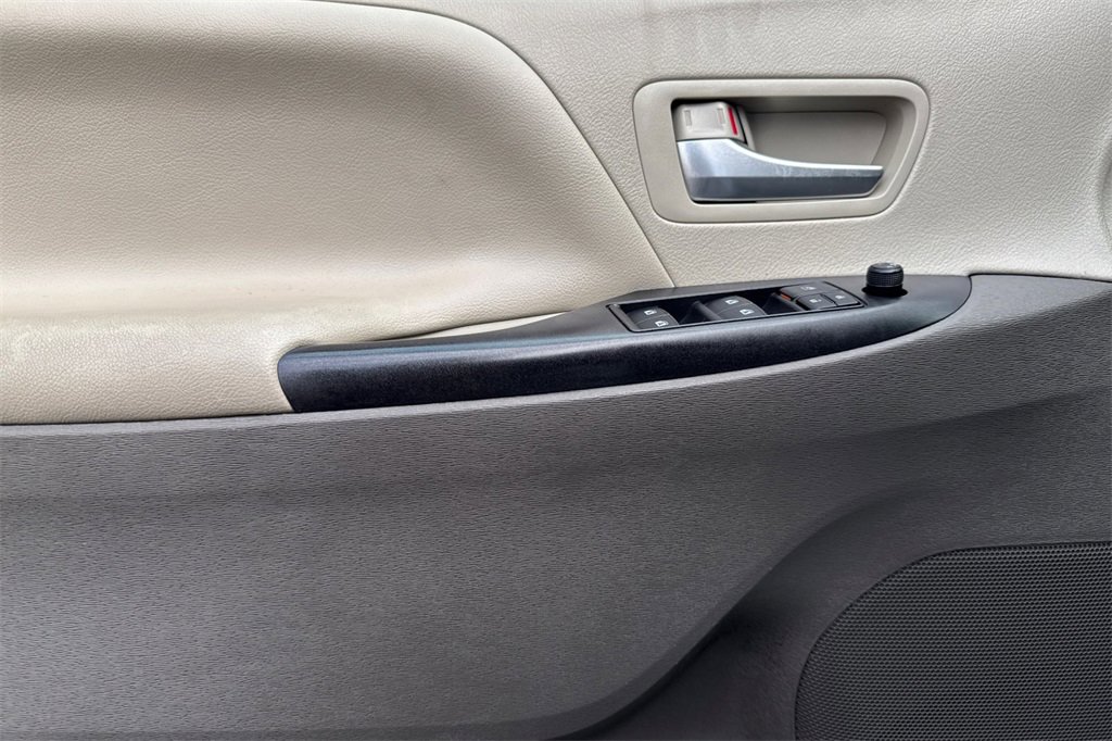 Used 2020 Toyota Sienna LE image 12