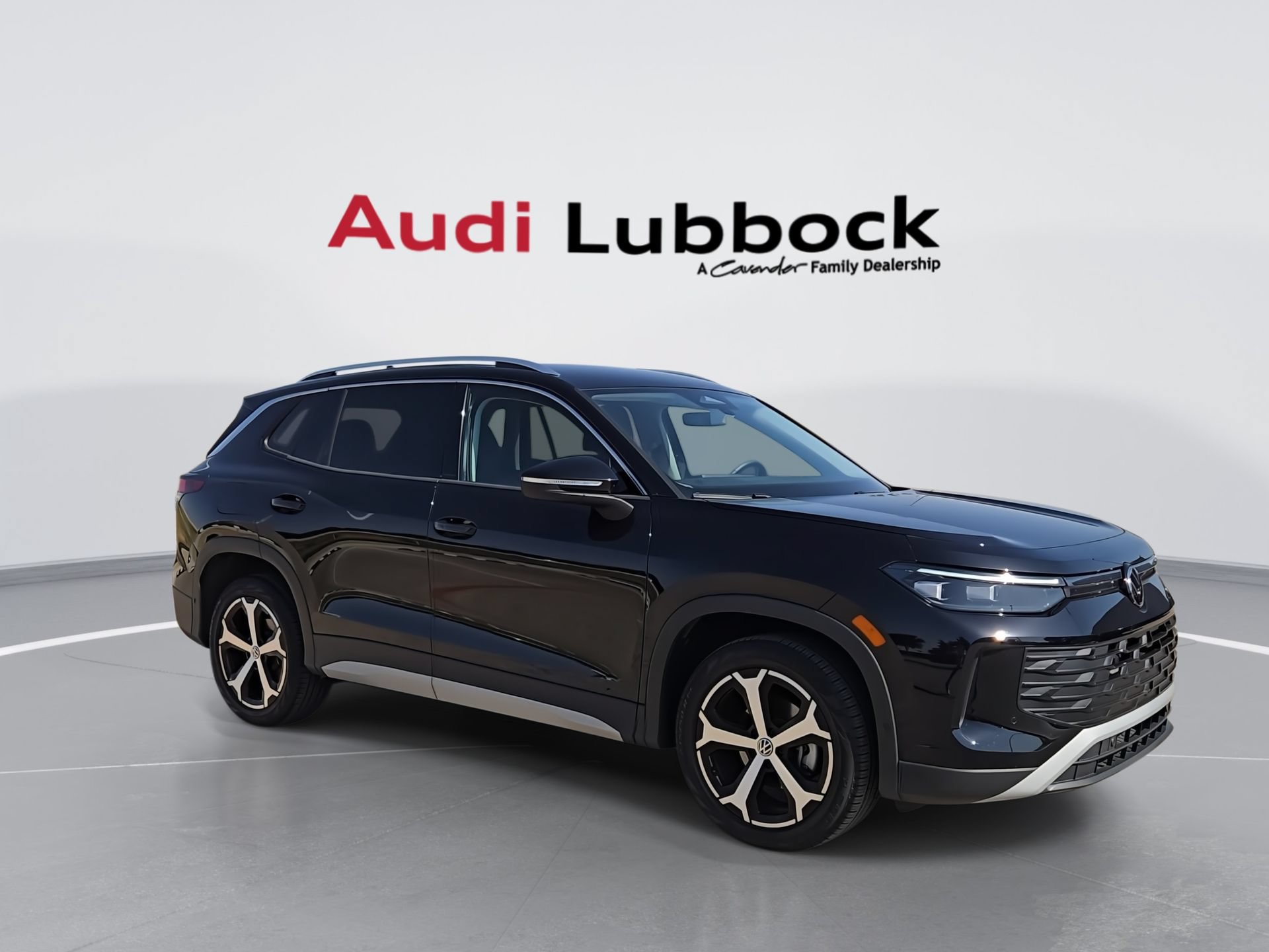 Used 2025 Volkswagen Tiguan SE FWD image 2