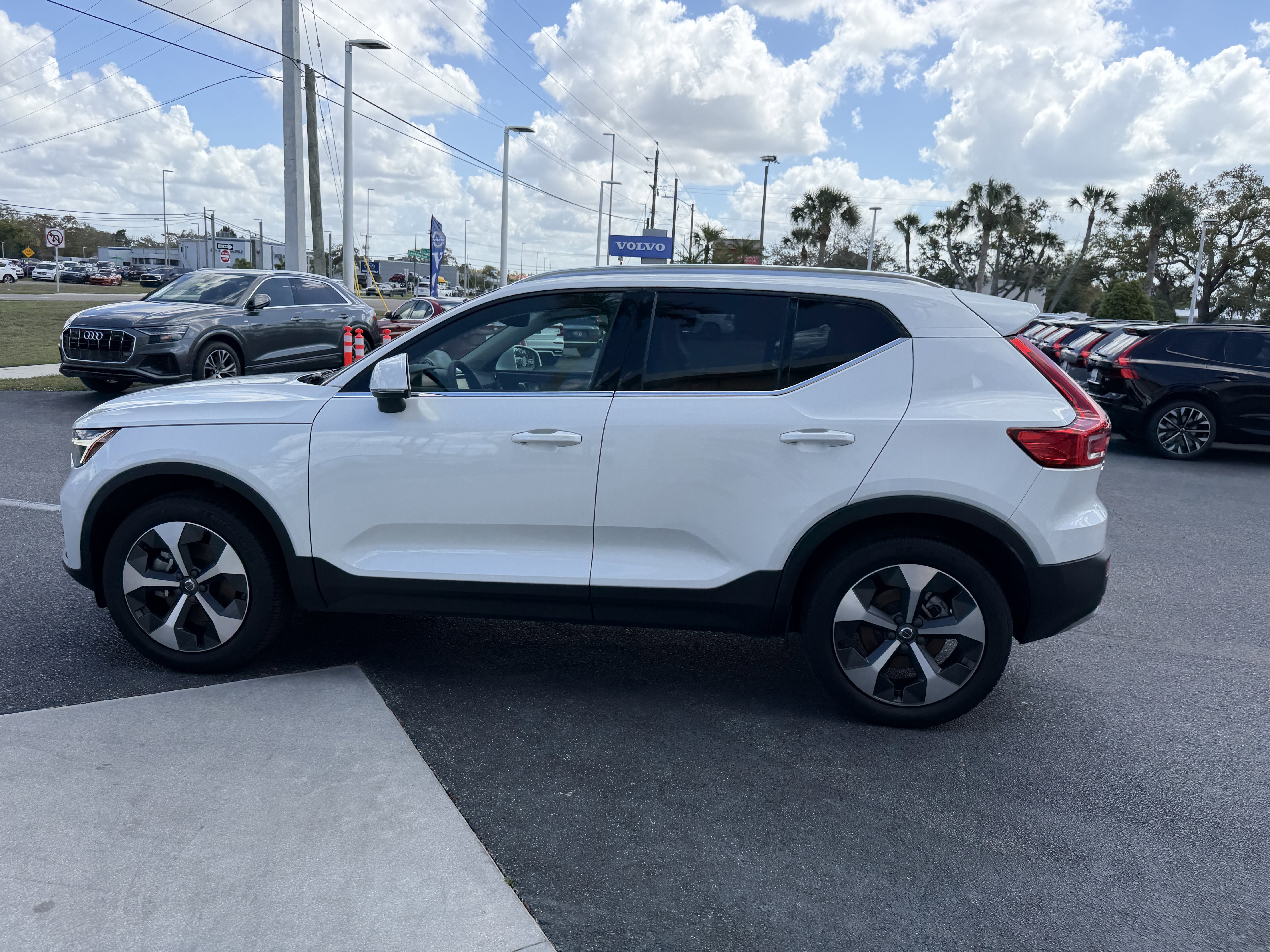 Certified 2023 Volvo XC40 B5 Plus w/ Protection Package Premier image 5