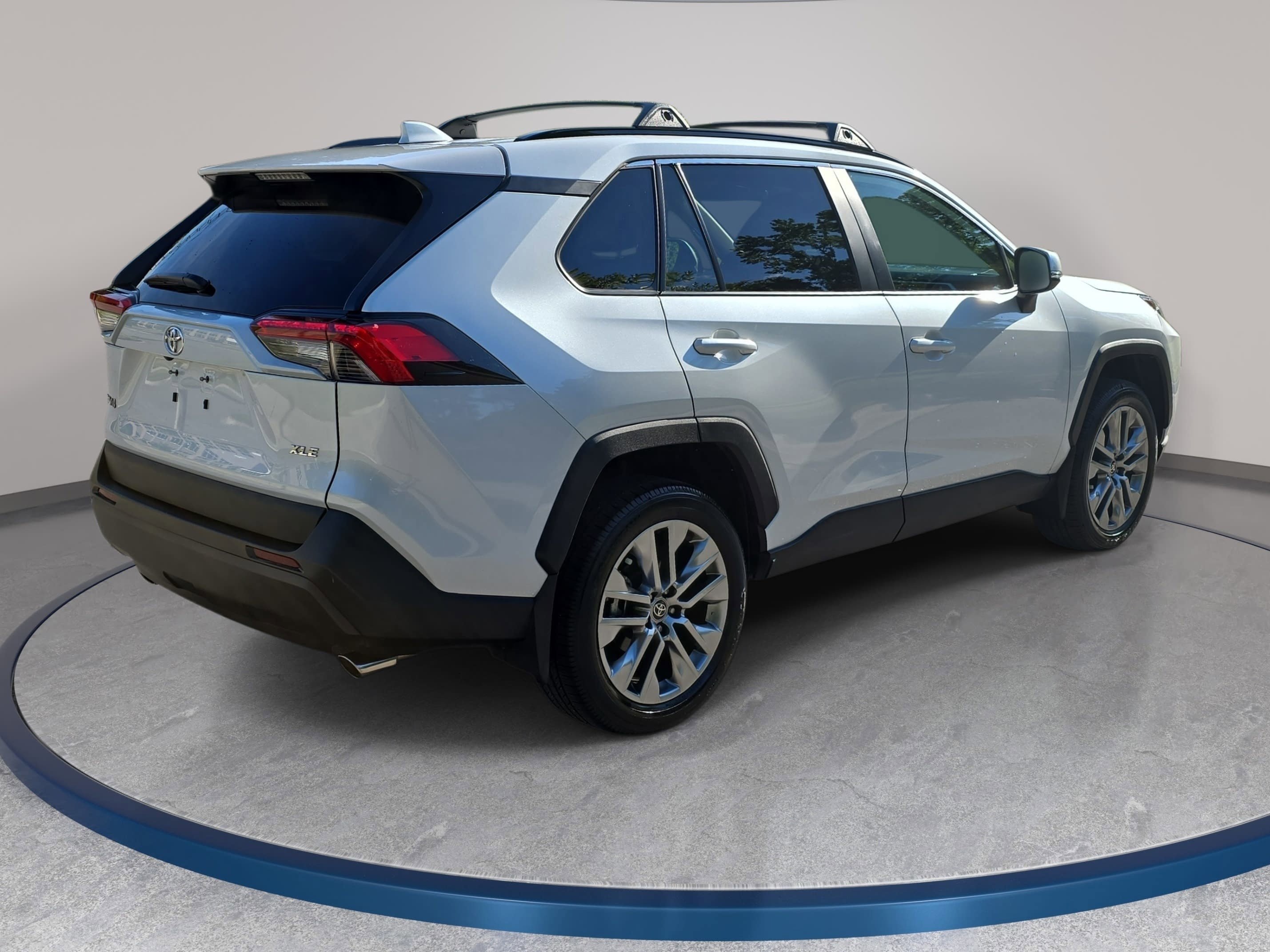 Used 2025 Toyota RAV4 XLE Premium FWD image 5