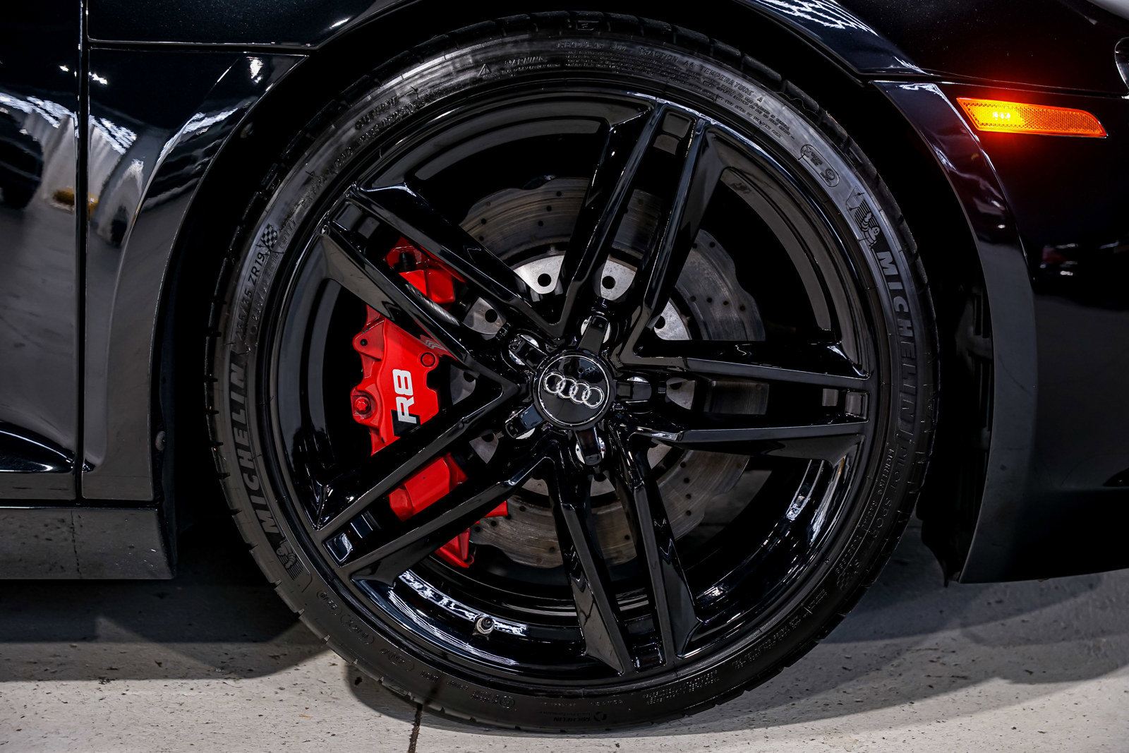 Used 2014 Audi R8 V8 w/ Full Leather Package image 48