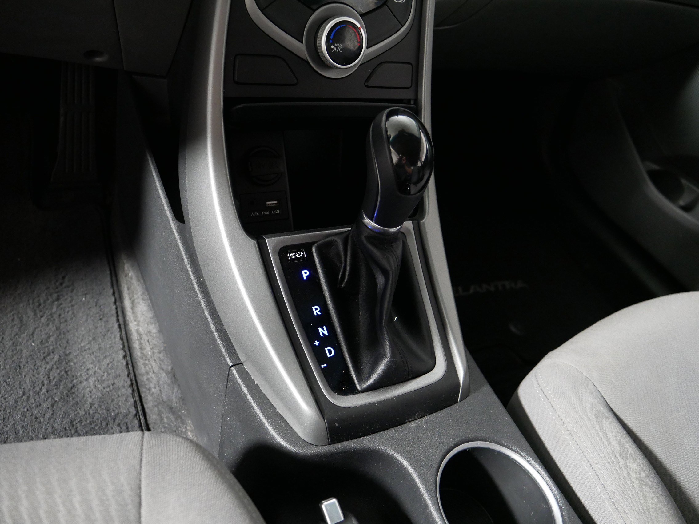 Used 2015 Hyundai Elantra SE FWD image 24