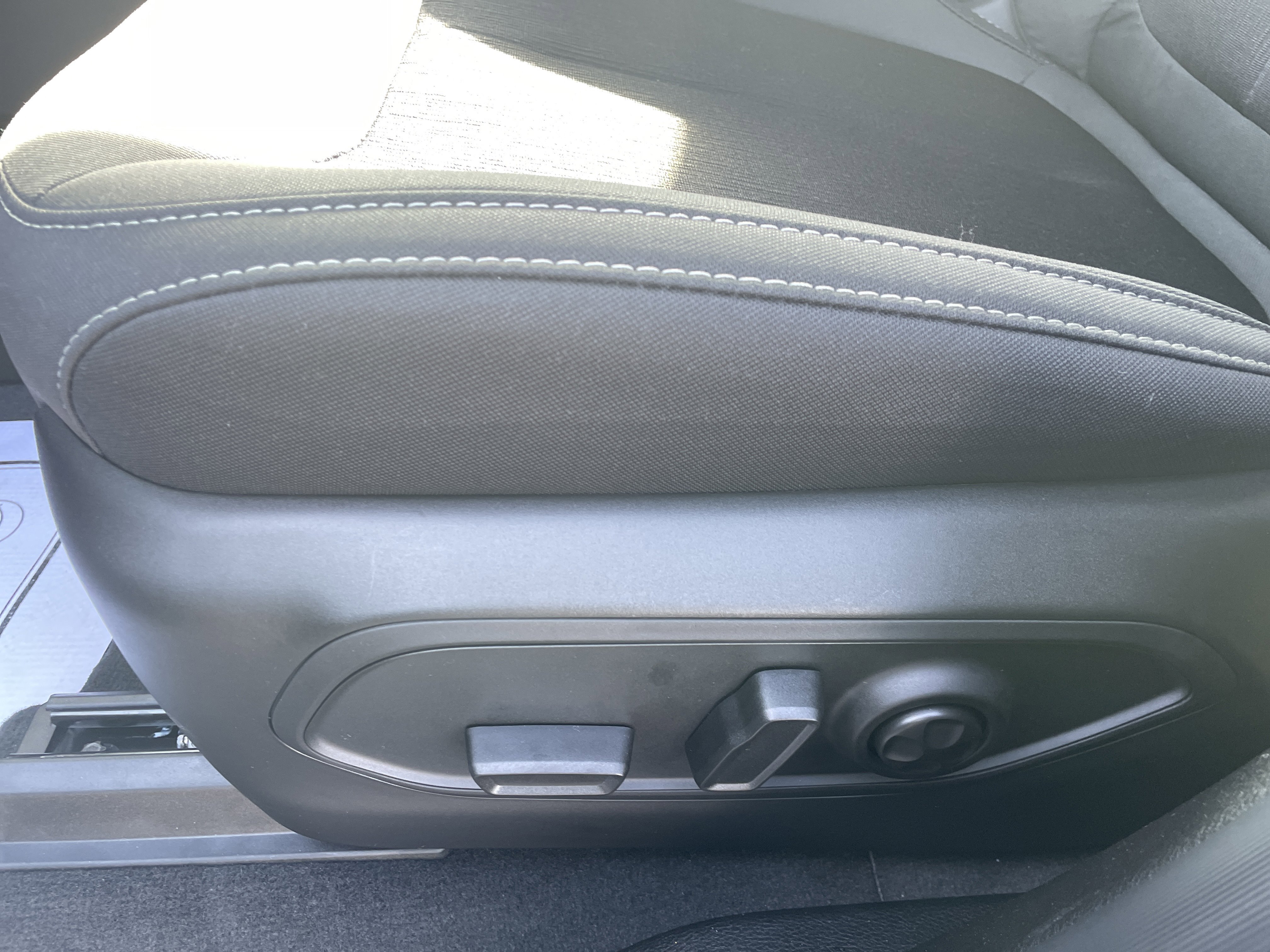 Used 2025 Jeep Grand Cherokee Laredo X image 11