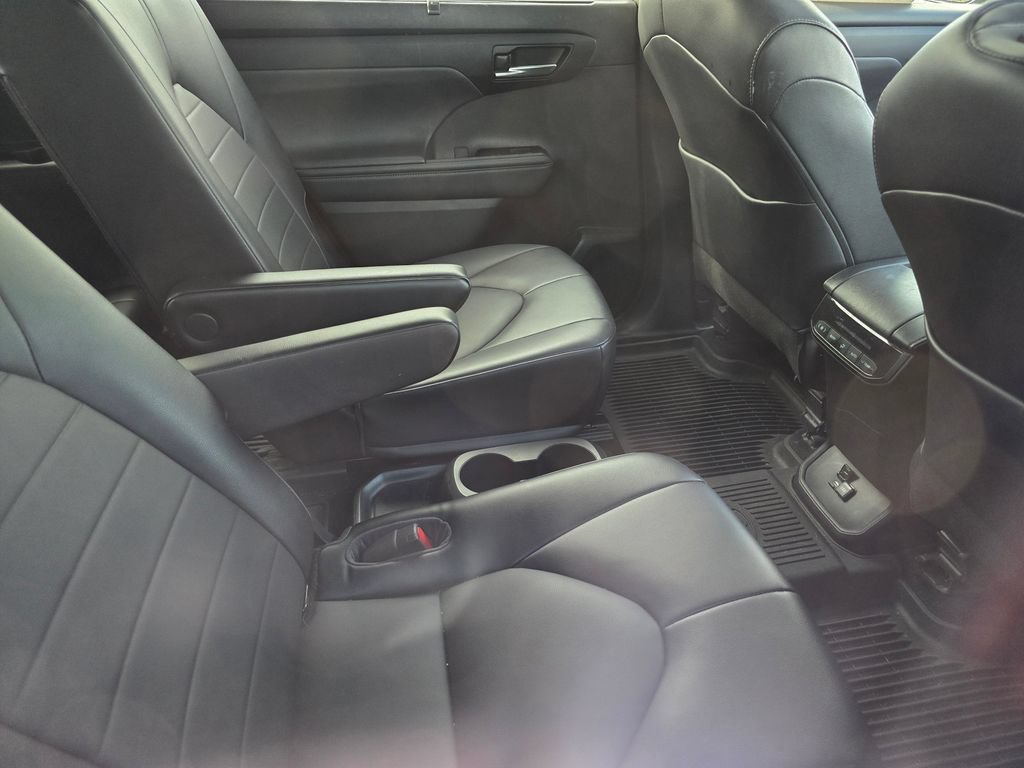 Used 2022 Toyota Highlander XLE AWD/4WD image 15