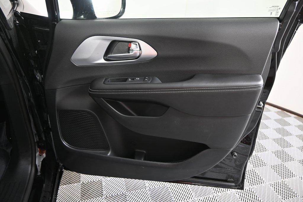New 2026 Chrysler Pacifica Limited image 12