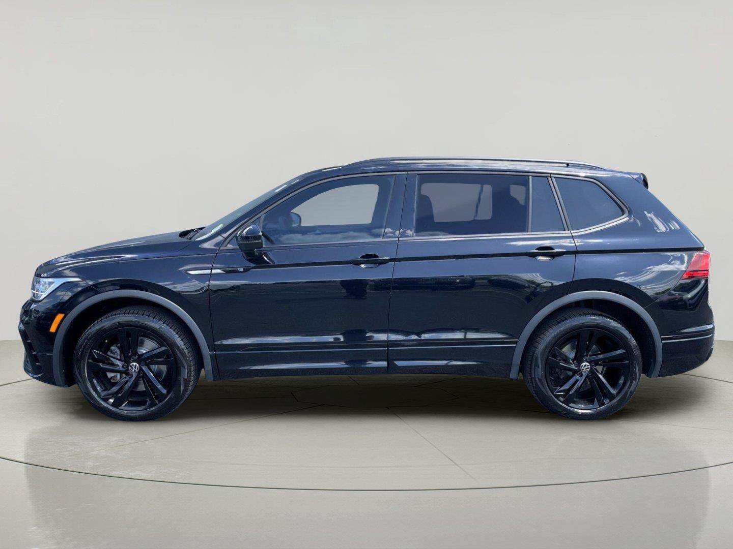 Used 2024 Volkswagen Tiguan SE R-Line AWD/4WD image 4