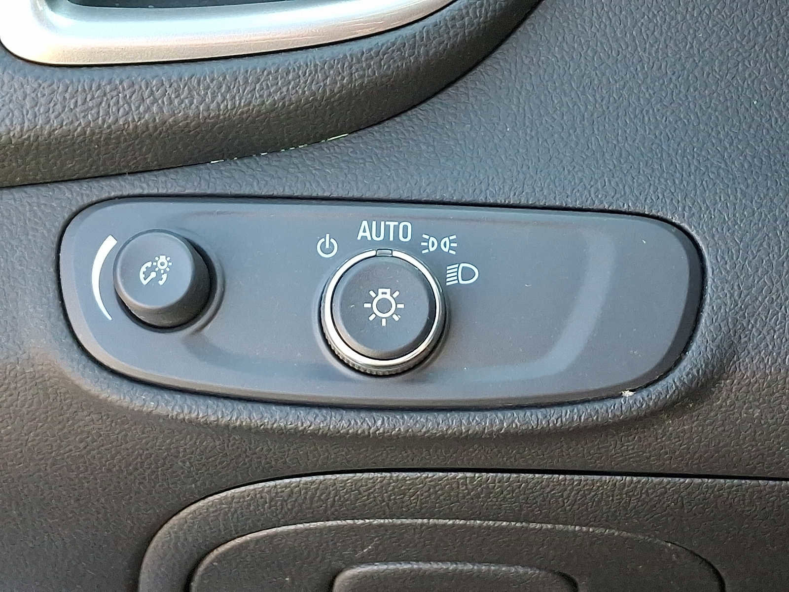 Used 2022 Chevrolet Trax LT w/ LT Convenience Package image 25